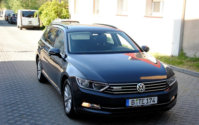 Volkswagen Passat cena 52900 przebieg: 228000, rok produkcji 2015 z Lidzbark małe 67